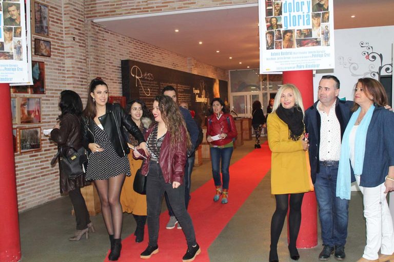 Calzada de Calatrava tenía ganas de Pedro Almodóvar y sus vecinos abarrotan el estreno de “Dolor y Gloria” en la localidad