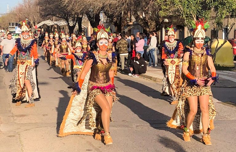 El desfile de Carnaval de Argamasilla de Calatrava bate récord de participación