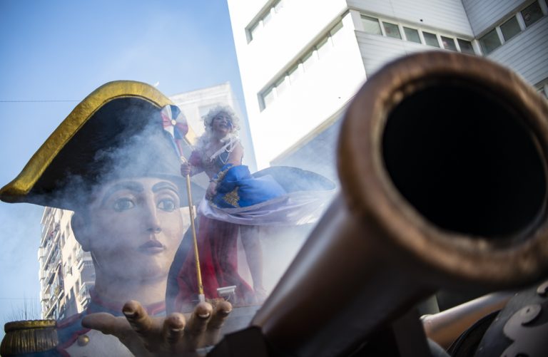 “El Burleta” afrancesado consigue su sexto Arlequín de Oro del Desfile del Domingo de Piñata