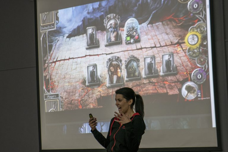 Isabel Tallos revela a los alumnos de la Escuela de Arte su mazo de cartas para la aventura del diseño de videojuegos