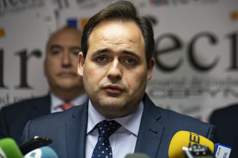 Núñez se compromete a simplificar la burocracia para que se pueda poner en marcha un negocio en un plazo de cinco días