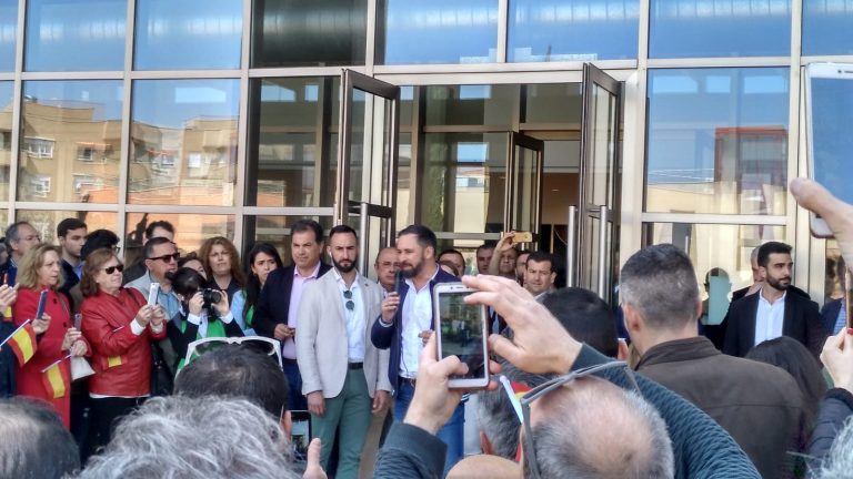 Más de 200 personas personas se quedan fuera del mitin de Abascal en el paraninfo de Ciudad Real