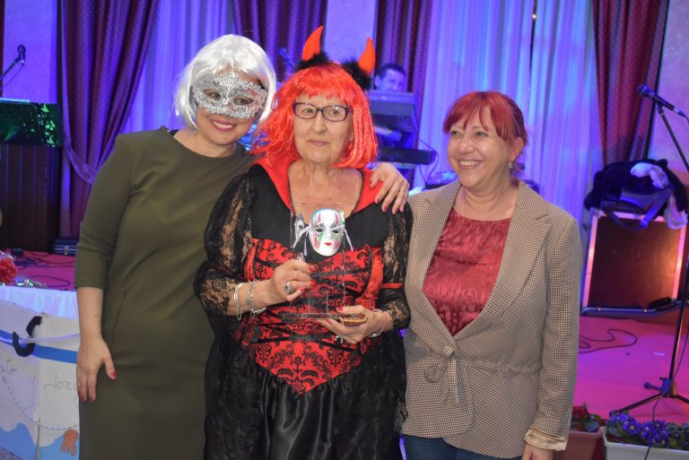 Ciudad Real: Una enmascarada alcaldesa disfruta del baile de Carnaval para mayores en un hotel de la capital