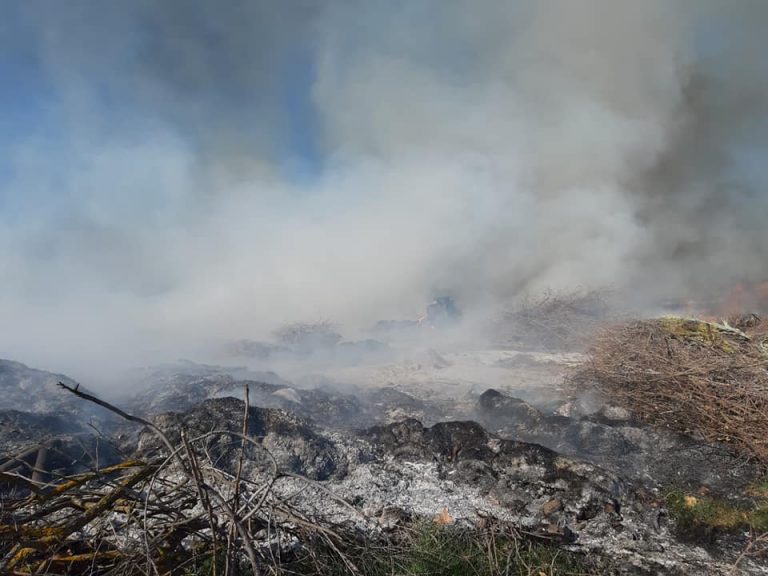 Puertollano: Bomberos y Policía Local intervienen en un incendio declarado en el vertedero clausurado de La Tejera