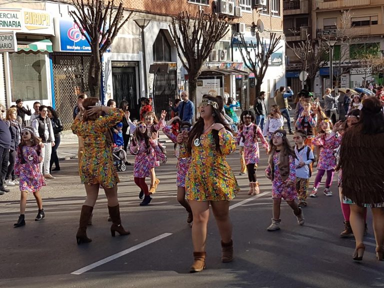De hippies a punkies del Oeste: Un millar de escolares participan en el desfile infantil de Carnaval en Puertollano