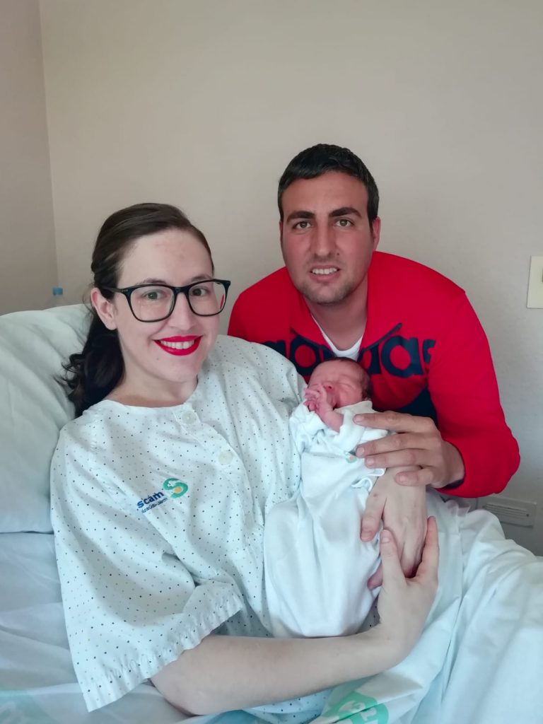 El insólito y emocionante parto «a la antigua» de Marcos en su piso de Argamasilla de Calatrava