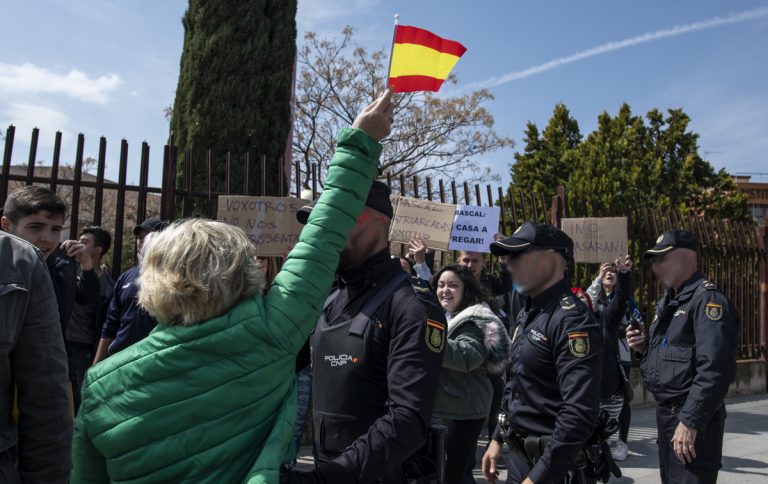 Una veintena de jóvenes protestan en el Paraninfo contra el acto de Vox en Ciudad Real