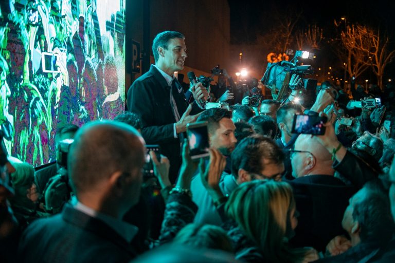 Ciudad Real: Pedro Sánchez abarrota el conservatorio e improvisa un mitin en la calle subido en una silla