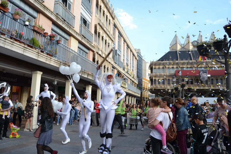 La Plaza Mayor de Ciudad Real se convierte en un concurrido cine al aire libre en la apertura de FECICAM