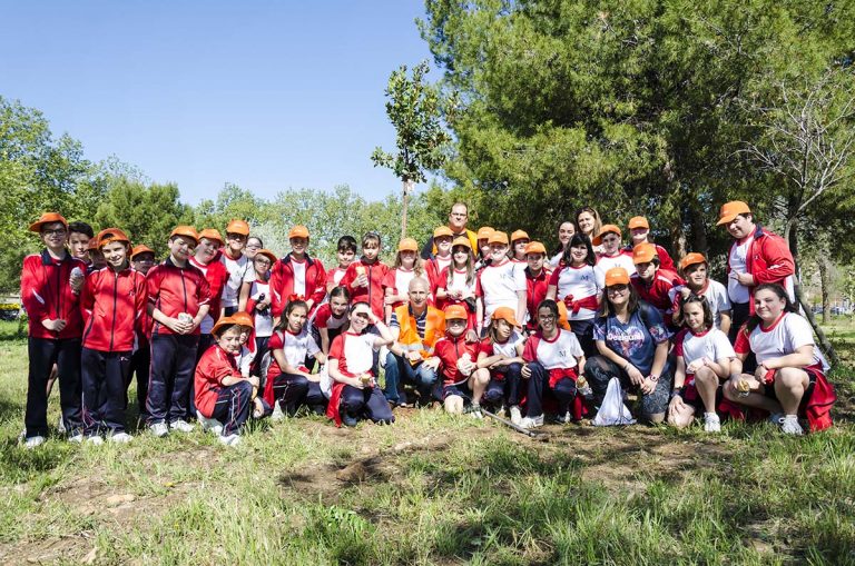 Los alumnos de quinto de Primaria de Puertollano plantan más de un centenar de nuevos árboles en el Parque del Pozo Norte