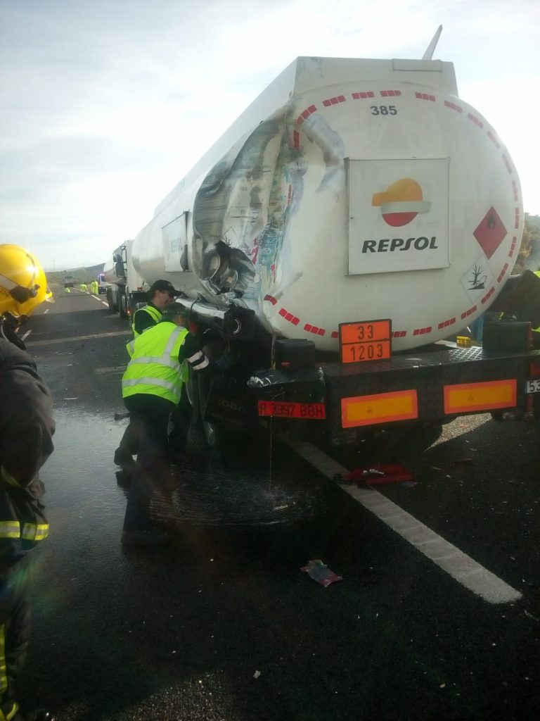 La colisión de dos vehículos pesados, uno de ellos una cisterna de gasoil, provoca  derramamiento de combustible en la A-41 Puertollano-Ciudad Real