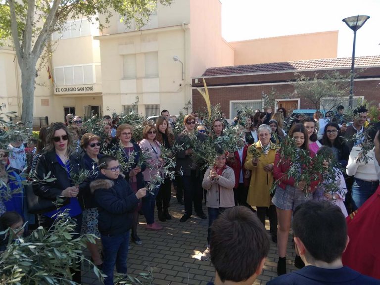 Puertollano: La barriada de las 309 da la bienvenida a la Semana Santa con la bendición de ramas de olivo