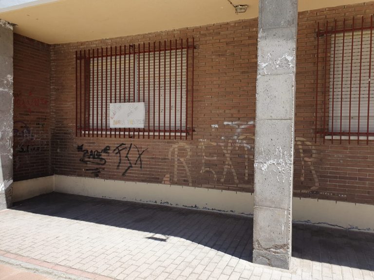 Puertollano: AMPA del Ramón y Cajal denuncia la falta de protección de columnas que ha provocado accidentes entre los alumnos