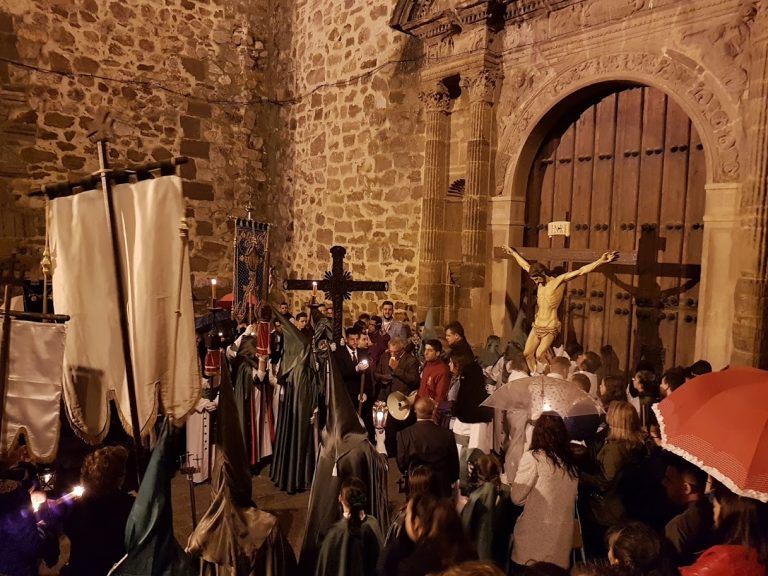 Puertollano: Absoluta sobriedad ante la iglesia-fortaleza