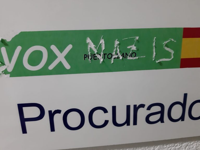 Marcan la palabra «nazis» en la sede de VOX Puertollano