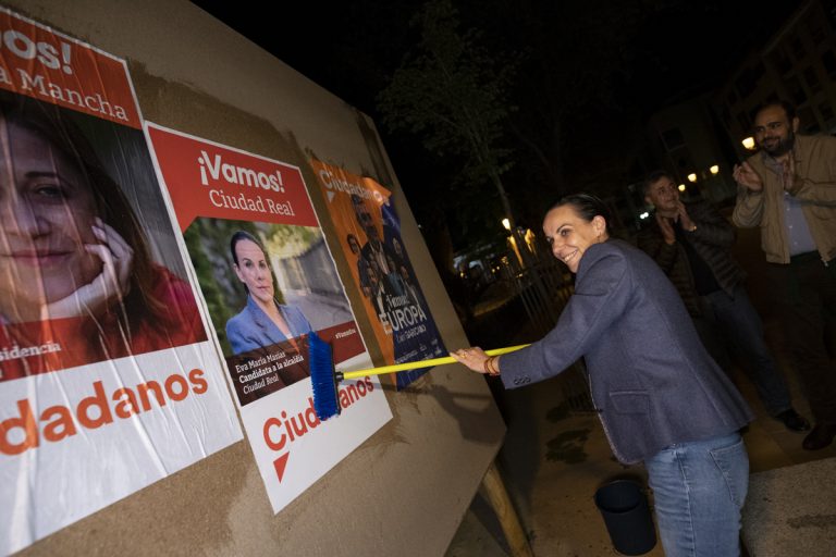 Ciudadanos inicia la pegada de carteles en los Jardines del Prado