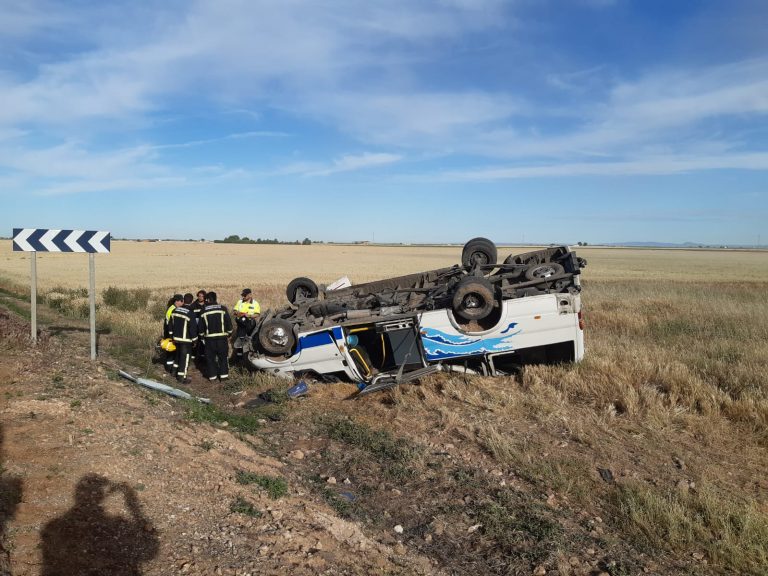 El vuelco de un autobús escolar con 12 niños dentro en Daimiel se salda con seis  heridos leves