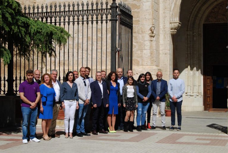 Vox realiza una ofrenda floral a la Virgen del Prado y presenta a sus candidatos