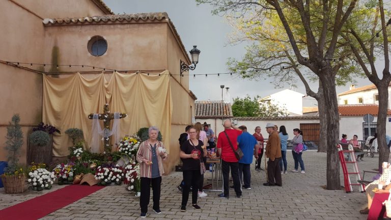 Los vecinos de Las Casas visitan la cruz de mayo