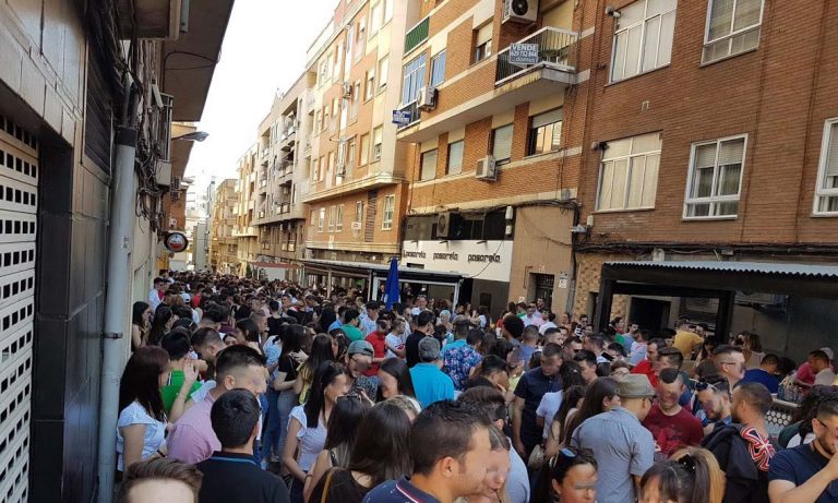 Puertollano: Vecinos se quejan del «macrobotellón sin control» en la calle Numancia durante el Día de C-LM