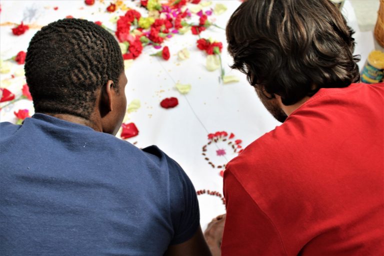 Los ‘diálogos interculturales’ de Movimiento por la Paz se abren a estudiantes y colectivos de la ciudad