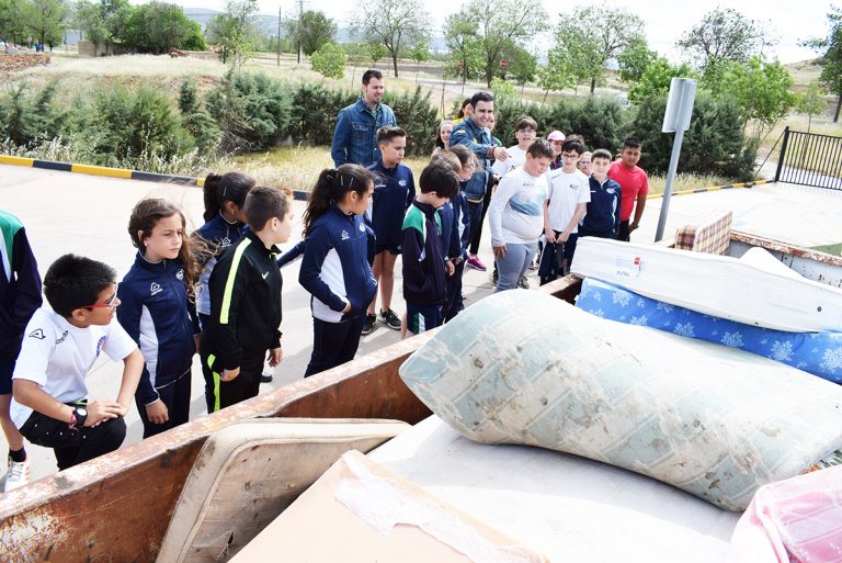 Escolares del colegio San José visitan el Punto Limpio en el Día Internacional de Reciclaje