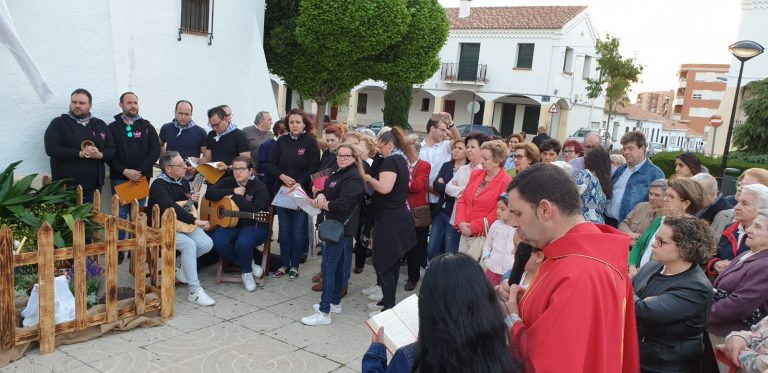 Puertollano: La parroquia de San José celebró con folclore la bendición de su primera Cruz de Mayo