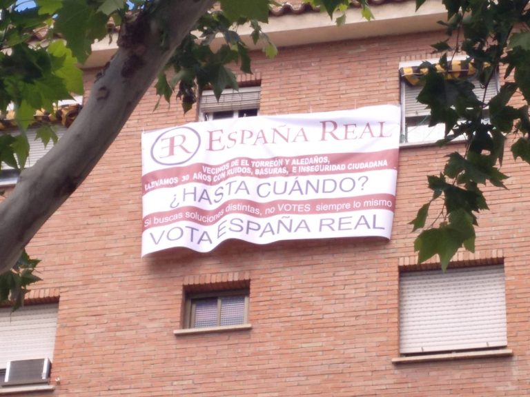 Harto de “ruidos, basura e inseguridad”, un vecino del Torreón pide el voto desde su ventana para España Real con una gran lona