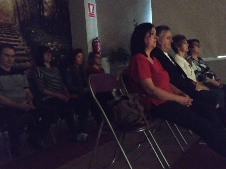 Versos y mantras en el centro de Yoga Ishvara de Puertollano