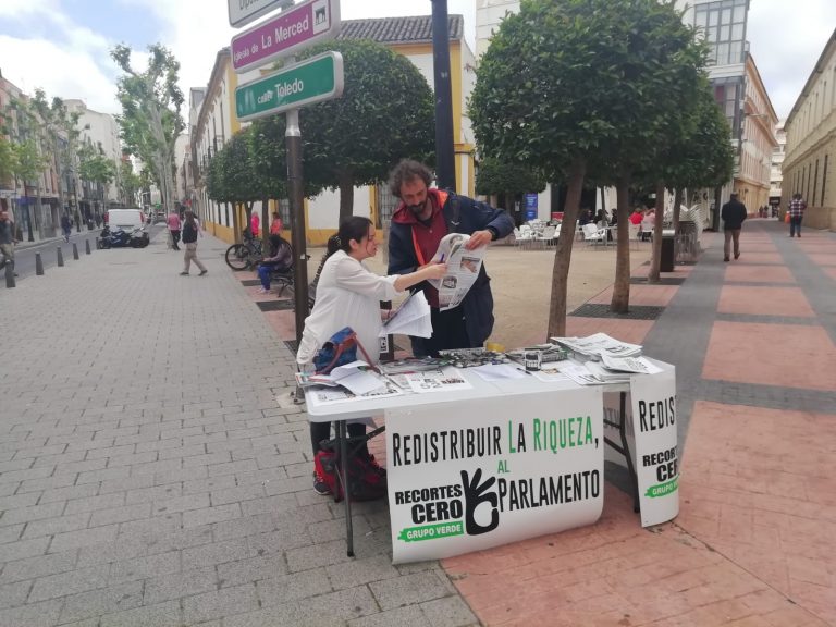 Recortes Cero recoge firmas para “blindar las pensiones” y hace campaña de cara a las europeas