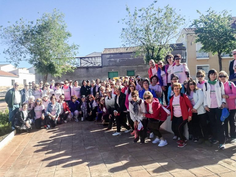 La solidaridad de los almodovareños se reflejó en la ruta senderista realizada a favor de la AECC