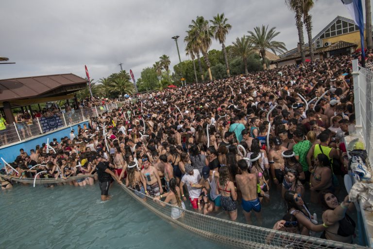 Miles de jóvenes adelantan el verano con la tangana electrónica del Ciudad Real Beach Festival