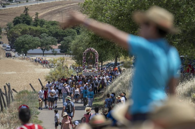 Miles de romeros acompañan a la Virgen en su traslado a Alarcos