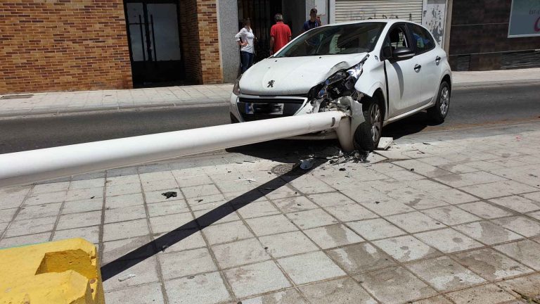 Puertollano: Se estrella contra una farola que impacta contra otro vehículo