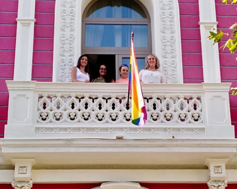 Puertollano: La bandera arco iris ondea al viento de la libertad en el Museo García Rodero