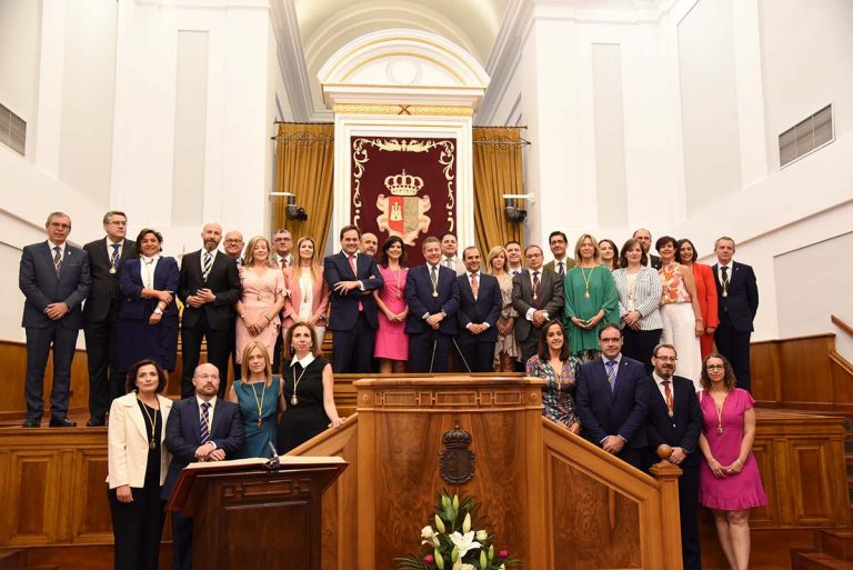 Las Cortes regionales aprobarán el lunes la propuesta de PP y PSOE para que diputados recuperen salario y tengan dedicación exclusiva