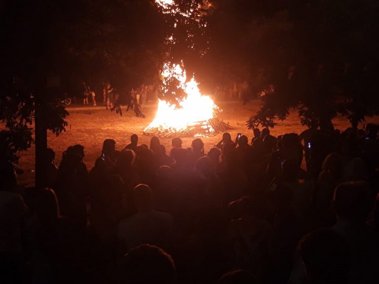 Puertollano: Los vecinos de Fraternidad cumplen con el ritual del fuego en la Noche de San Juan