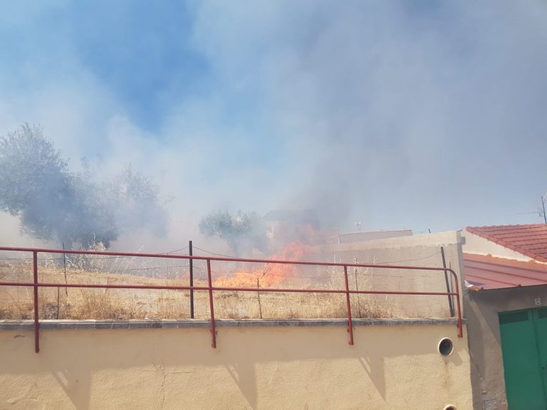 Puertollano: Evacuadas cuatro viviendas por un incendio en el cerro del Tío Pedrillo