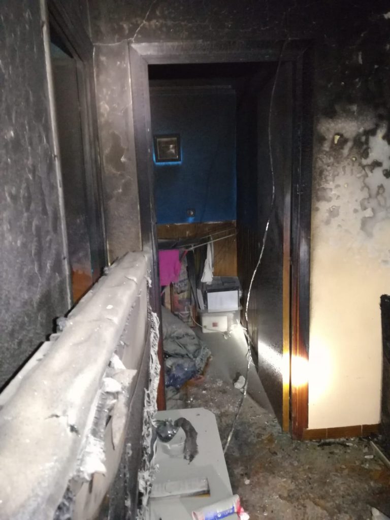 Una mujer herida y otras cinco personas afectadas por inhalación de humo en el incendio de una vivienda en Puertollano
