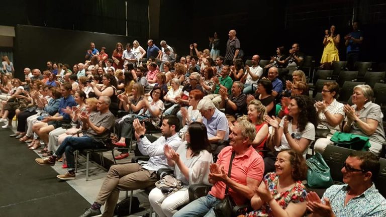 Puertollano: Aplausos en el estreno teatral de “Procesionaria” del obrador de Kinesfera