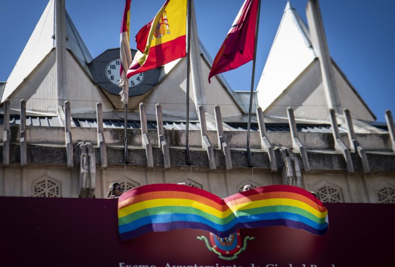 La bandera arcoíris vuelve a colgar del balcón consistorial al inicio de la Semana del Orgullo LGBTI