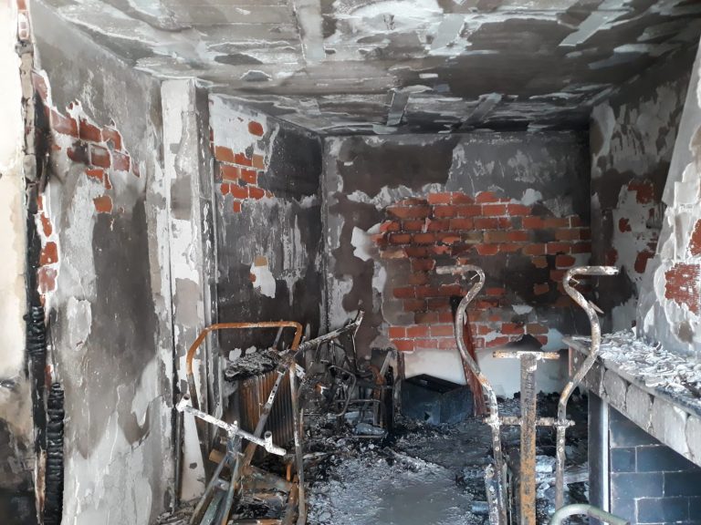 Cuatro desalojados tras el incendio en un segundo piso de un bloque de viviendas de La Solana