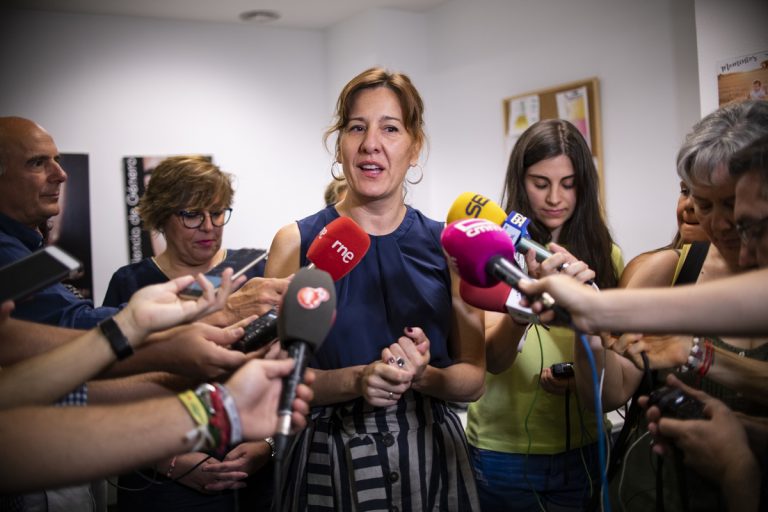 La consejera de Igualdad destaca que se ha cuadruplicado el número de mujeres dadas de alta como cuidadoras no profesionales