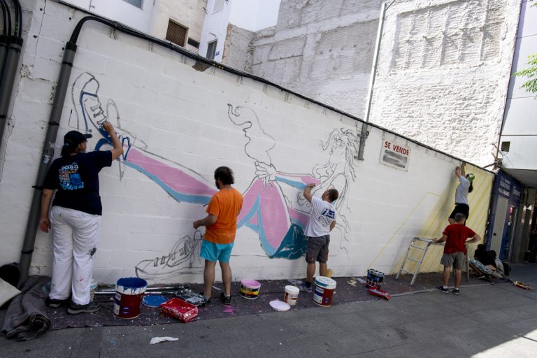 Cinco jóvenes de Laborvalía realizan un mural sobre la Pandorga en la Plaza Cervantes