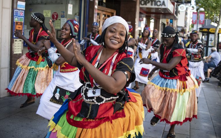 Colorido pasacalles por el centro de Ciudad Real