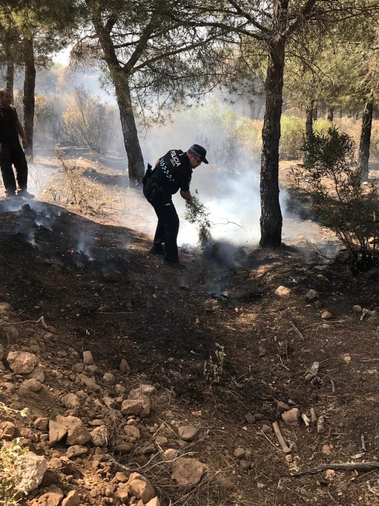 Policía Local de Puertollano y personal de seguridad evitan un rebrote del fuego en Finca La Romera