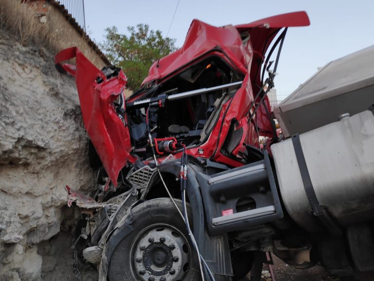 Vuelca un camión en Arenas de San Juan