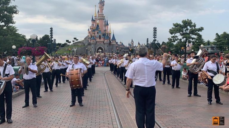 La Banda Municipal de Música de Daimiel toca en Disneyland París «Paquito el chocolatero» y «Que viva España»