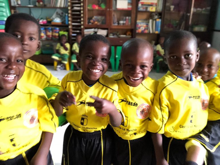 Los niños de Nacala (Mozambique) lucen felices las equipaciones donadas por Club Deportivo Adaptado Puertollano