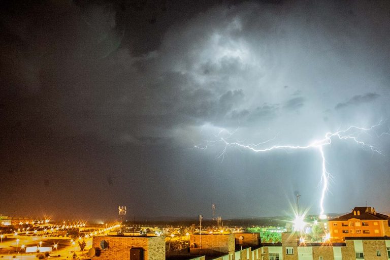 Puertollano: Tormenta seca en la noche tropical